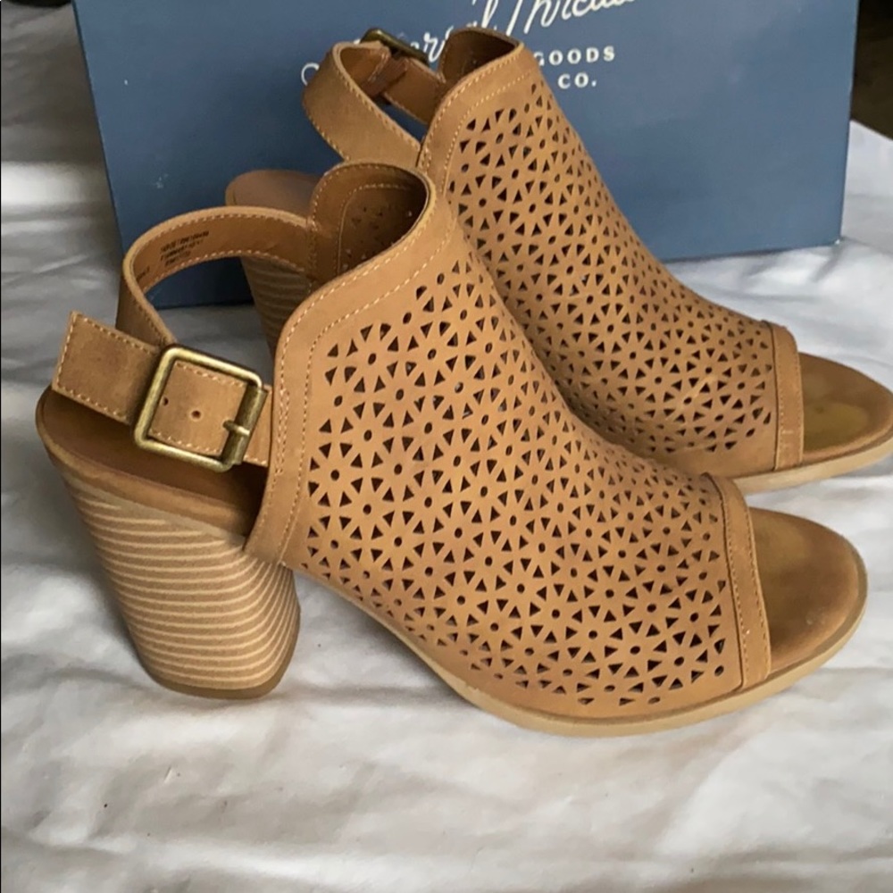 Universal Thread heel size 9 - Picture 2 of 6